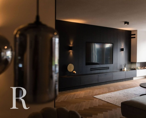 Project van Relaxury in Zevenhuizen met zwarte cinewall en soundbar