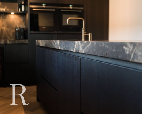 Project van Relaxury in Zevenhuizen met zwarte cinewall en soundbar