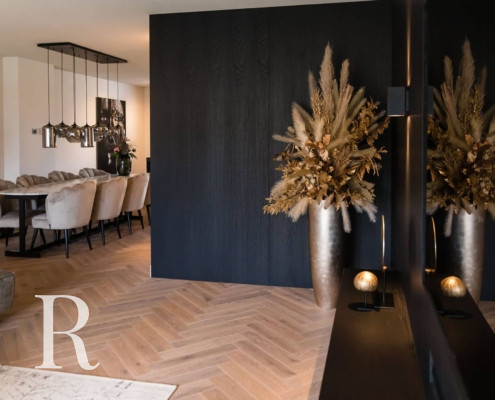 Project van Relaxury in Zevenhuizen met zwarte cinewall en soundbar