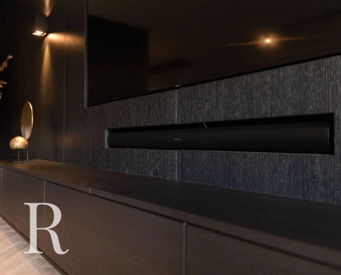 Project van Relaxury in Zevenhuizen met zwarte cinewall en soundbar