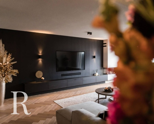 Project van Relaxury in Zevenhuizen met zwarte cinewall en soundbar