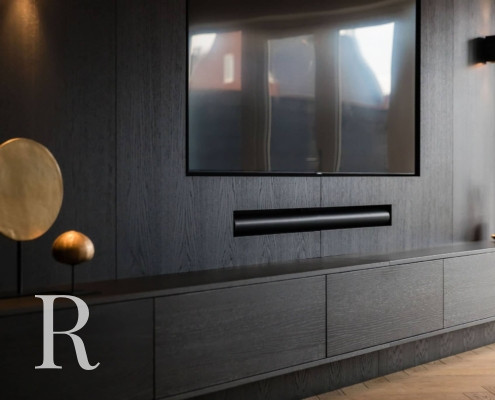 Project van Relaxury in Zevenhuizen met zwarte cinewall en soundbar