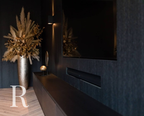 Project van Relaxury in Zevenhuizen met zwarte cinewall en soundbar