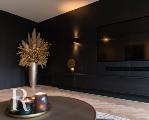 Project van Relaxury in Zevenhuizen met zwarte cinewall en soundbar