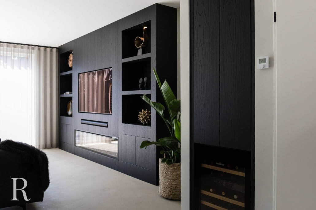 Zwarte cinewall met haard en verlichting van Relaxury in Veenendaal