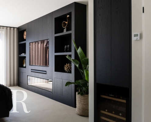 Zwarte cinewall met haard en verlichting van Relaxury in Veenendaal