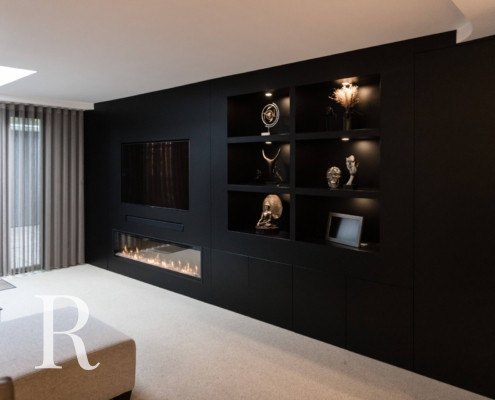 Relaxury in Nijmegen voor zwarte cinewall met soundbar, sfeerhaard en flatscreen