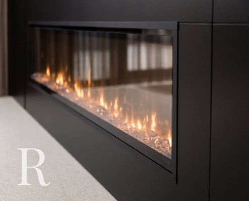 Relaxury in Nijmegen voor zwarte cinewall met soundbar, sfeerhaard en flatscreen