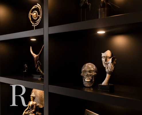 Relaxury in Nijmegen voor zwarte cinewall met soundbar, sfeerhaard en flatscreen