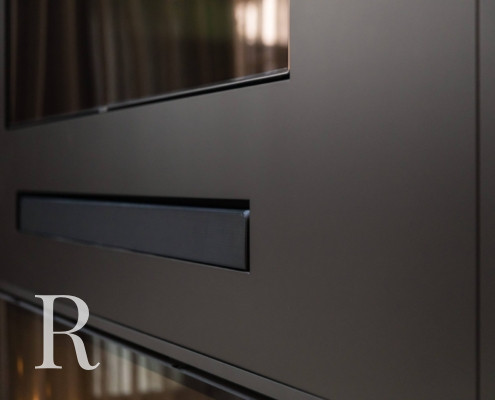 Relaxury in Nijmegen voor zwarte cinewall met soundbar, sfeerhaard en flatscreen