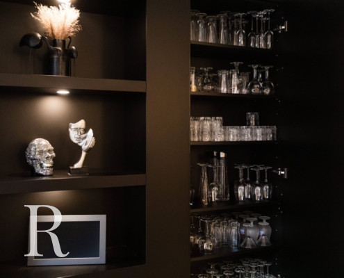 Relaxury in Nijmegen voor zwarte cinewall met soundbar, sfeerhaard en flatscreen