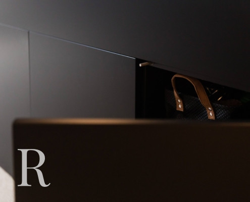 Relaxury in Nijmegen voor zwarte cinewall met soundbar, sfeerhaard en flatscreen