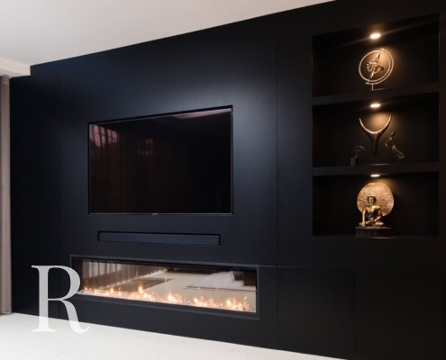 Relaxury in Nijmegen voor zwarte cinewall met soundbar, sfeerhaard en flatscreen