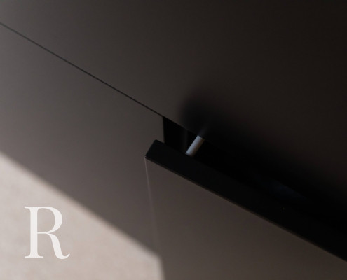 Relaxury in Nijmegen voor zwarte cinewall met soundbar, sfeerhaard en flatscreen