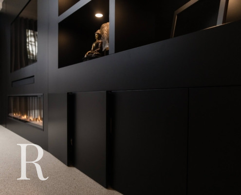 Relaxury in Nijmegen voor zwarte cinewall met soundbar, sfeerhaard en flatscreen