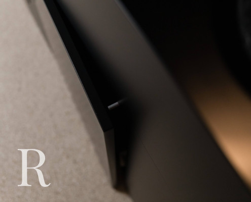 Relaxury in Nijmegen voor zwarte cinewall met soundbar, sfeerhaard en flatscreen