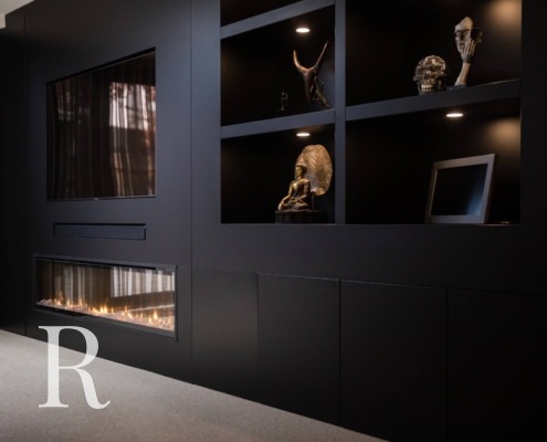 Relaxury in Nijmegen voor zwarte cinewall met soundbar, sfeerhaard en flatscreen