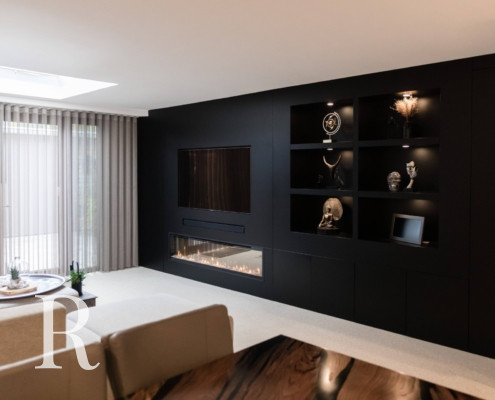 Relaxury in Nijmegen voor zwarte cinewall met soundbar, sfeerhaard en flatscreen