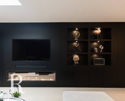 Relaxury in Nijmegen voor zwarte cinewall met soundbar, sfeerhaard en flatscreen