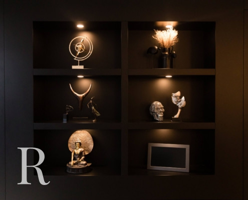 Relaxury in Nijmegen voor zwarte cinewall met soundbar, sfeerhaard en flatscreen