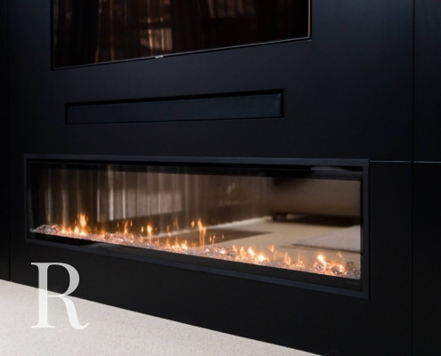 Relaxury in Nijmegen voor zwarte cinewall met soundbar, sfeerhaard en flatscreen