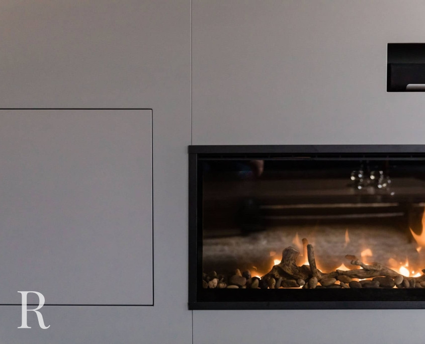 Cinewall met sfeerhaard en soundbar van Relaxury in Zwartsluis