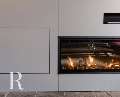 Cinewall met sfeerhaard en soundbar van Relaxury in Zwartsluis