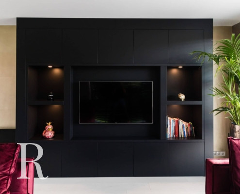 Zwarte cinewall met flatscreen en verlichting in Meppel van Relaxury