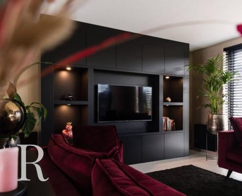 Zwarte cinewall met flatscreen en verlichting in Meppel van Relaxury