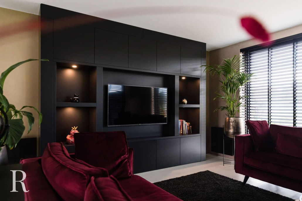 Zwarte cinewall met flatscreen en verlichting in Meppel van Relaxury