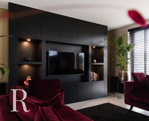 Zwarte cinewall met flatscreen en verlichting in Meppel van Relaxury