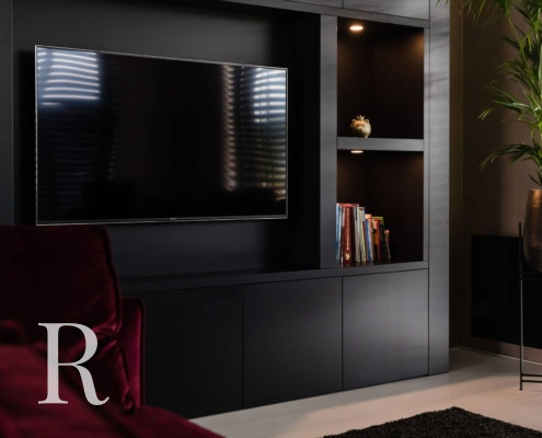 Zwarte cinewall met flatscreen en verlichting in Meppel van Relaxury