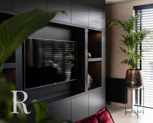 Zwarte cinewall met flatscreen en verlichting in Meppel van Relaxury