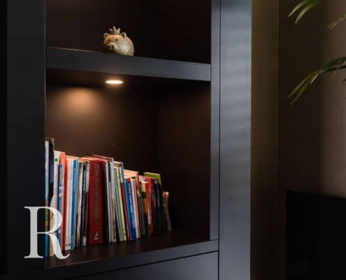 Zwarte cinewall met flatscreen en verlichting in Meppel van Relaxury