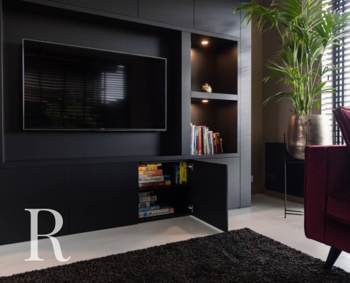 Zwarte cinewall met flatscreen en verlichting in Meppel van Relaxury