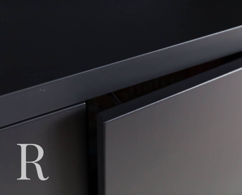 Zwarte cinewall met flatscreen en verlichting in Meppel van Relaxury