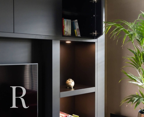 Zwarte cinewall met flatscreen en verlichting in Meppel van Relaxury