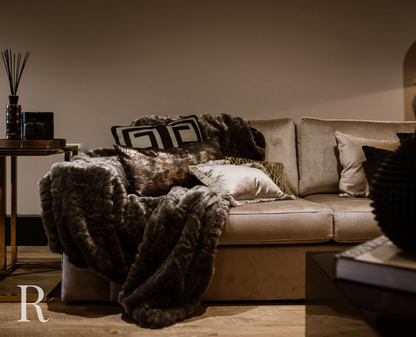 Relaxury showroom bank