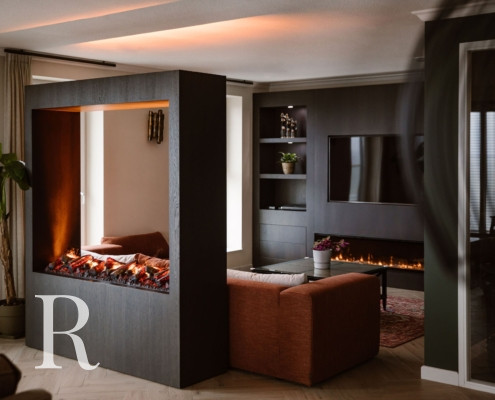 Zwarte cinewall en wand met haard