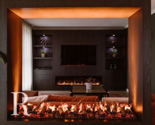 Zwarte cinewall en wand met haard