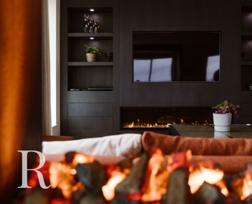 Zwarte cinewall met sfeerhaard