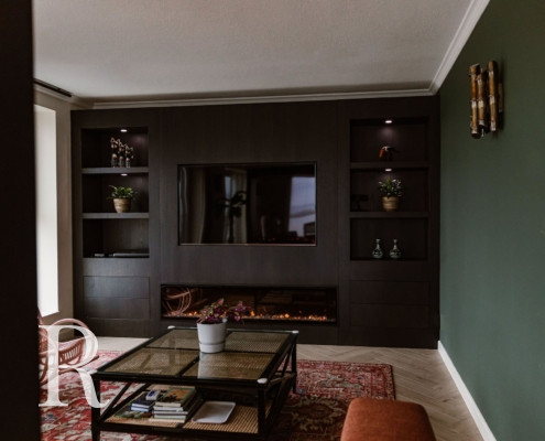 Zwarte cinewall met sfeerhaard