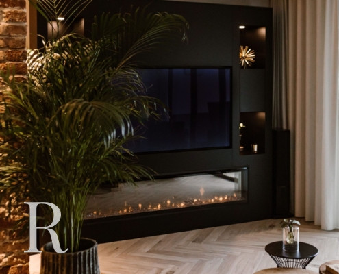 Zwarte cinewall met sfeerhaard