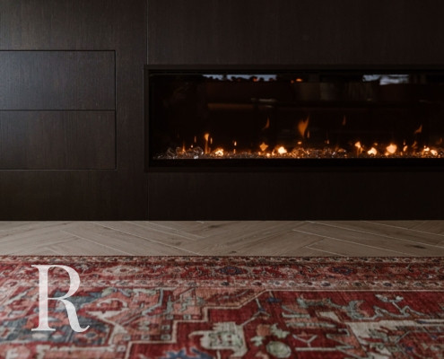 Zwarte cinewall met sfeerhaard