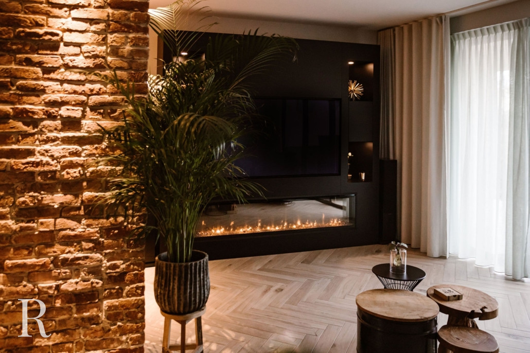 Zwarte cinewall met sfeerhaard