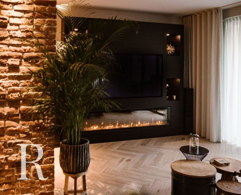 Zwarte cinewall met sfeerhaard