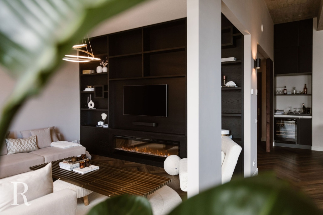 Zwarte cinewall met sfeerhaard