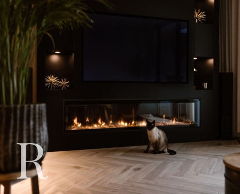 Zwarte cinewall met sfeerhaard