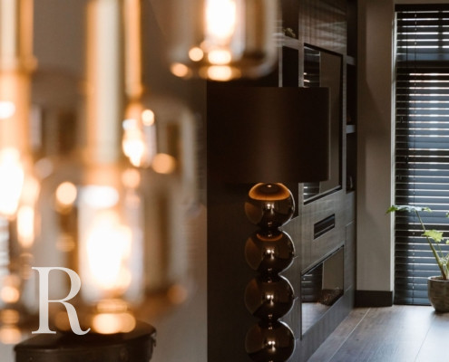 Luxe lampen en zwarte cinewall