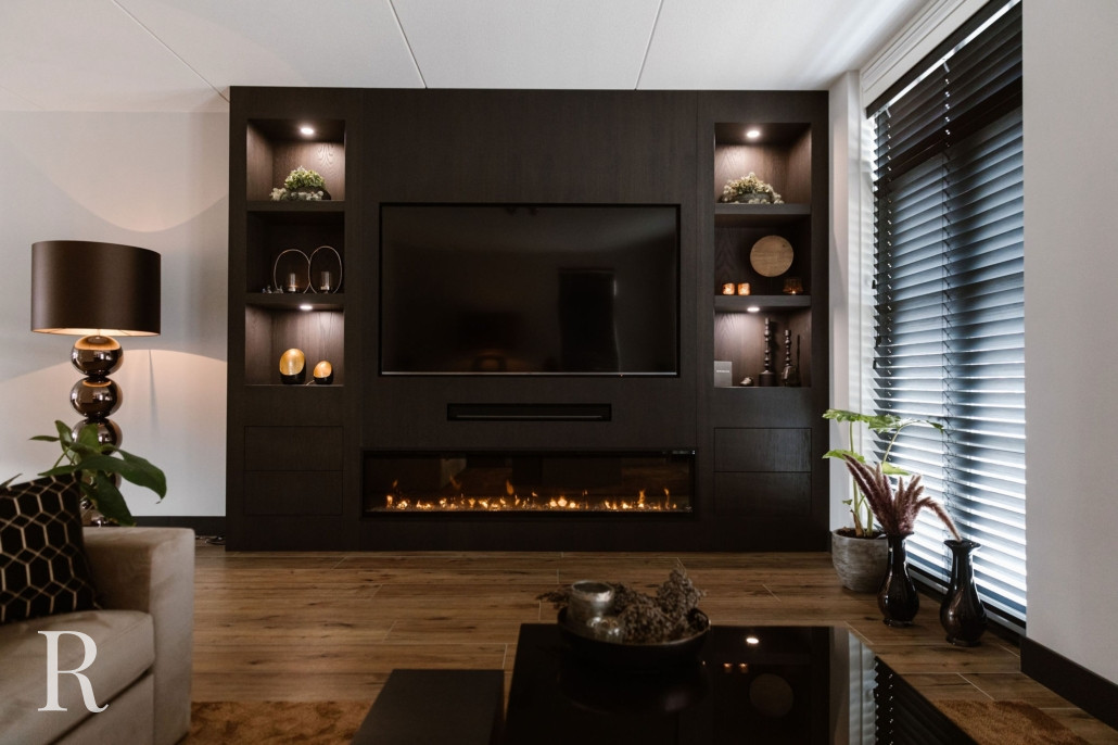 Zwarte cinewall met sfeerhaard